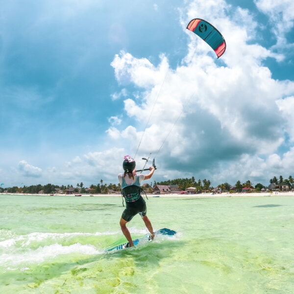 6 hours private kitesurfing lesson